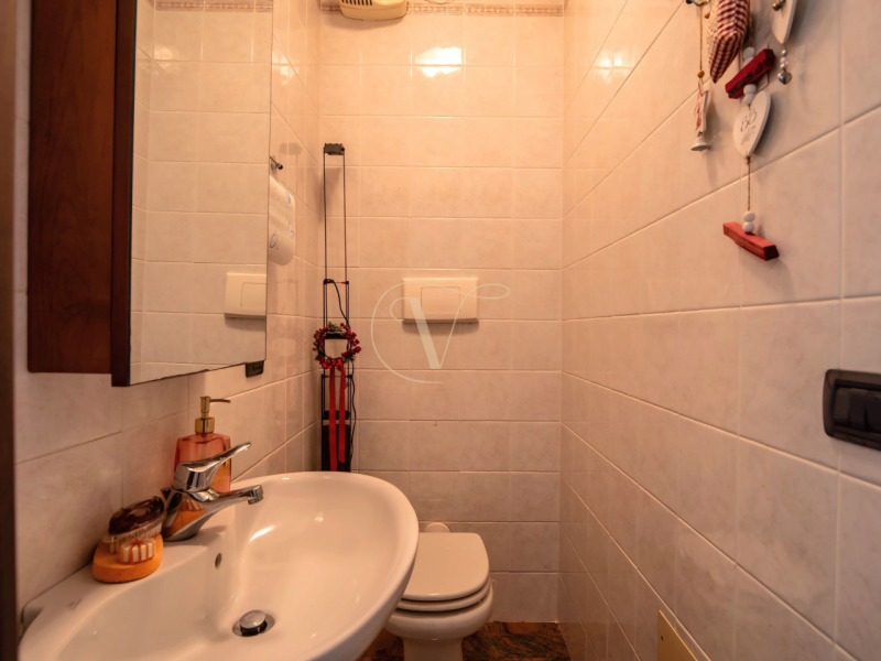 Siamo lieti di presentarvi questa elegante abitazione semi indipendente, edificata nei primi anni...