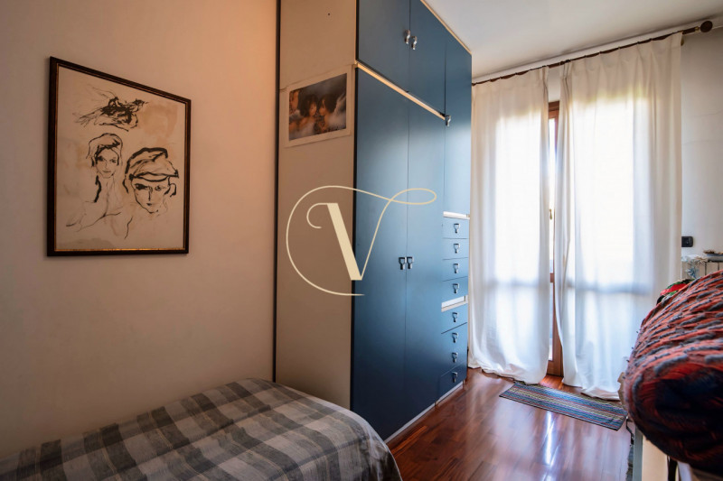 Siamo lieti di presentarvi questa elegante abitazione semi indipendente, edificata nei primi anni...