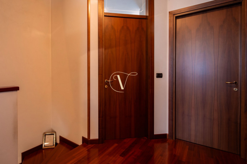 Siamo lieti di presentarvi questa elegante abitazione semi indipendente, edificata nei primi anni...