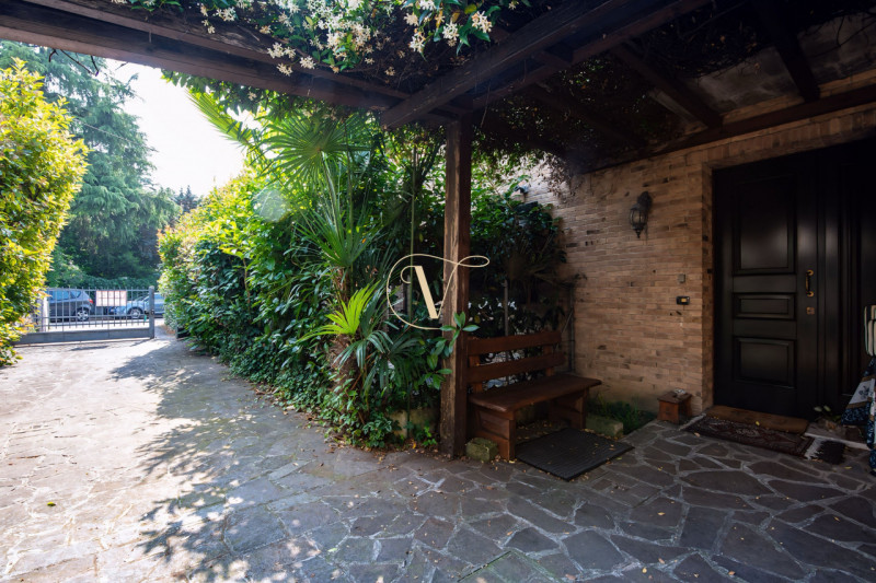 Siamo lieti di presentarvi questa elegante abitazione semi indipendente, edificata nei primi anni...