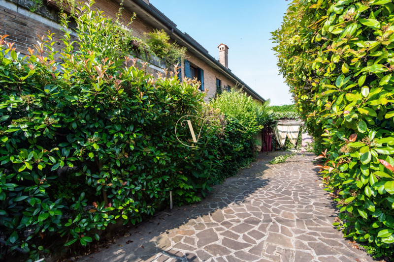 Siamo lieti di presentarvi questa elegante abitazione semi indipendente, edificata nei primi anni...