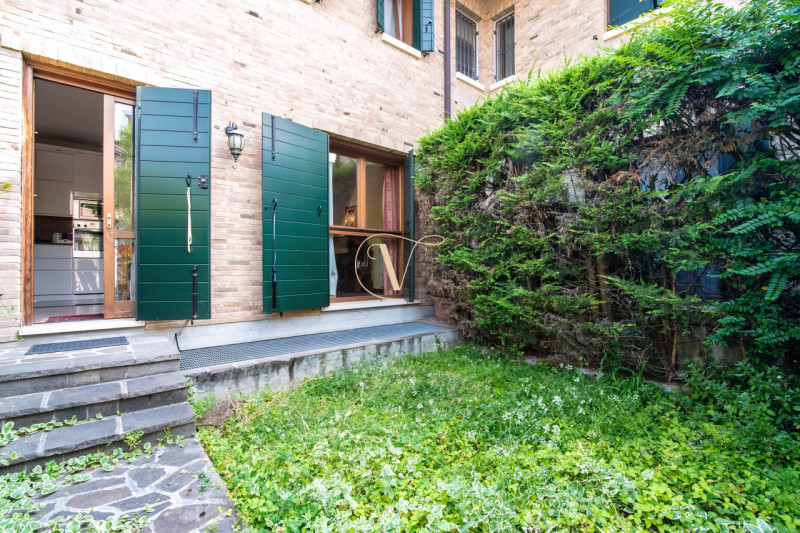 Siamo lieti di presentarvi questa elegante abitazione semi indipendente, edificata nei primi anni...