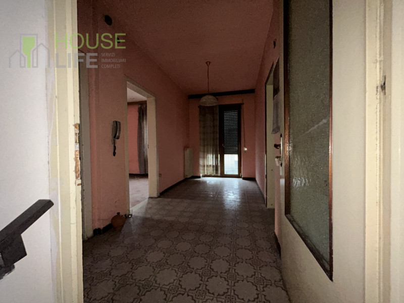 VALLI DEL PASUBIO: in posizione centrale, CASA SINGOLA composta da un tricamere al primo piano, n...