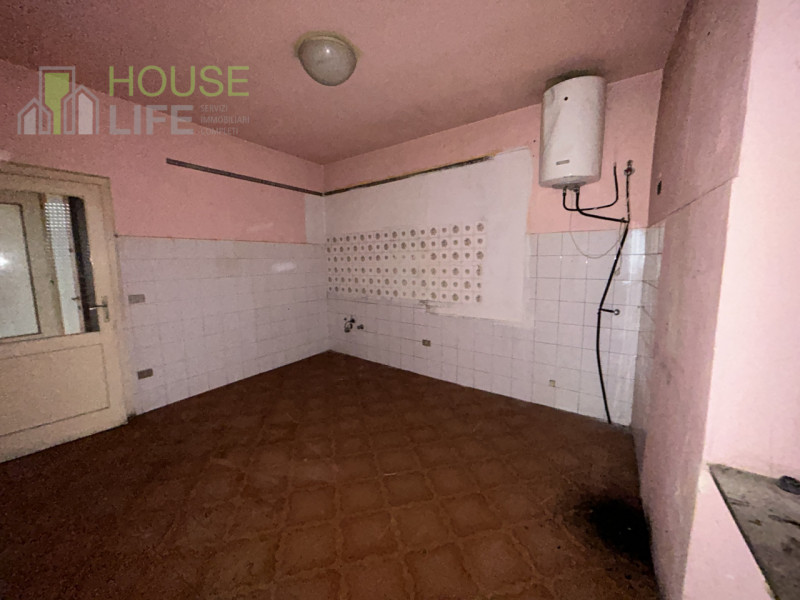 VALLI DEL PASUBIO: in posizione centrale, CASA SINGOLA composta da un tricamere al primo piano, n...