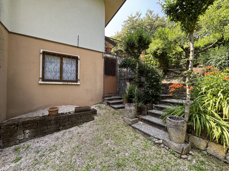 Se sogni una casa spaziosa, circondata dalla natura e con un potenziale enorme, questa villa fa a...