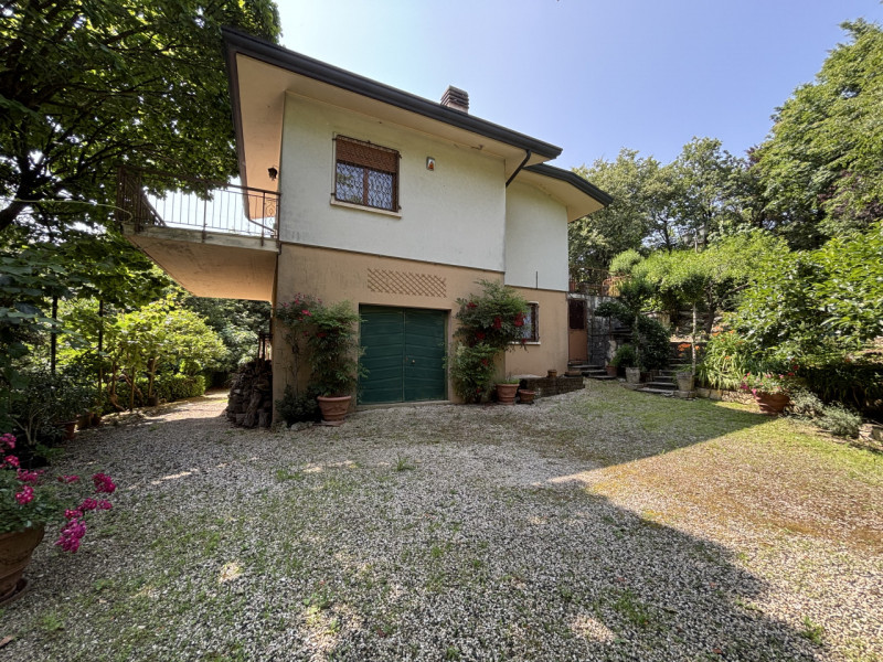 Se sogni una casa spaziosa, circondata dalla natura e con un potenziale enorme, questa villa fa a...