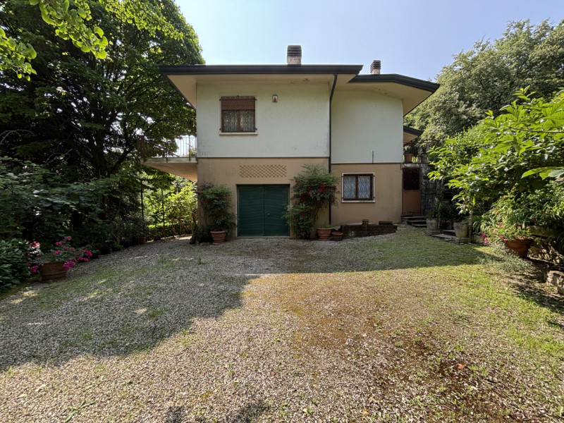 Se sogni una casa spaziosa, circondata dalla natura e con un potenziale enorme, questa villa fa a...