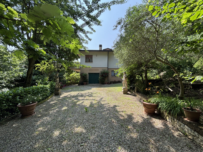 Se sogni una casa spaziosa, circondata dalla natura e con un potenziale enorme, questa villa fa a...