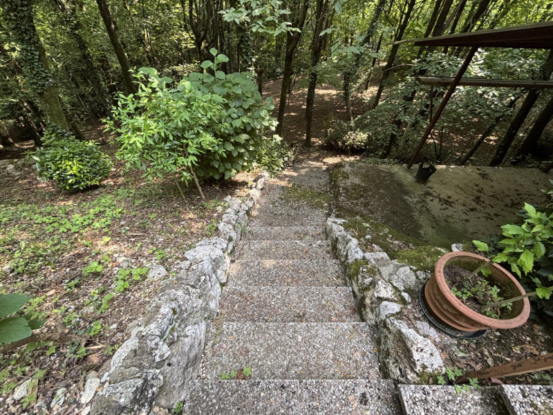 Se sogni una casa spaziosa, circondata dalla natura e con un potenziale enorme, questa villa fa a...