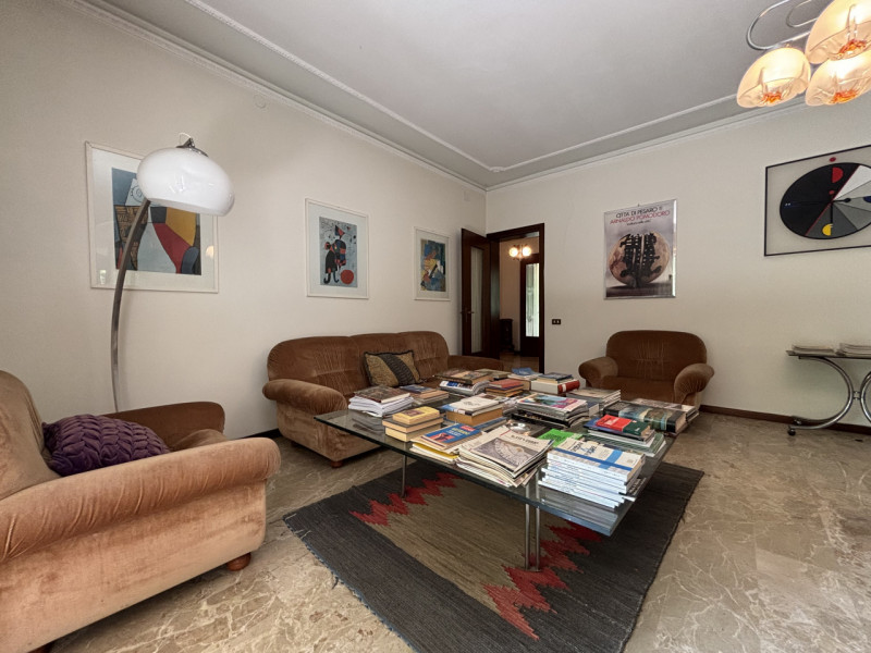 Se sogni una casa spaziosa, circondata dalla natura e con un potenziale enorme, questa villa fa a...