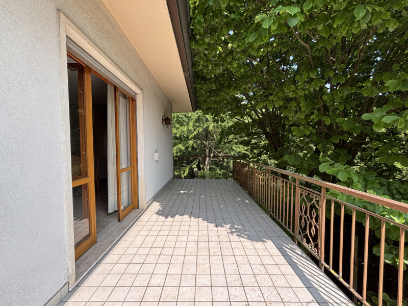 Se sogni una casa spaziosa, circondata dalla natura e con un potenziale enorme, questa villa fa a...