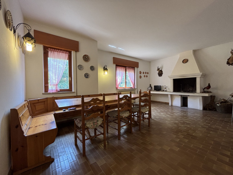 Se sogni una casa spaziosa, circondata dalla natura e con un potenziale enorme, questa villa fa a...