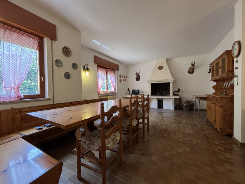 Se sogni una casa spaziosa, circondata dalla natura e con un potenziale enorme, questa villa fa a...