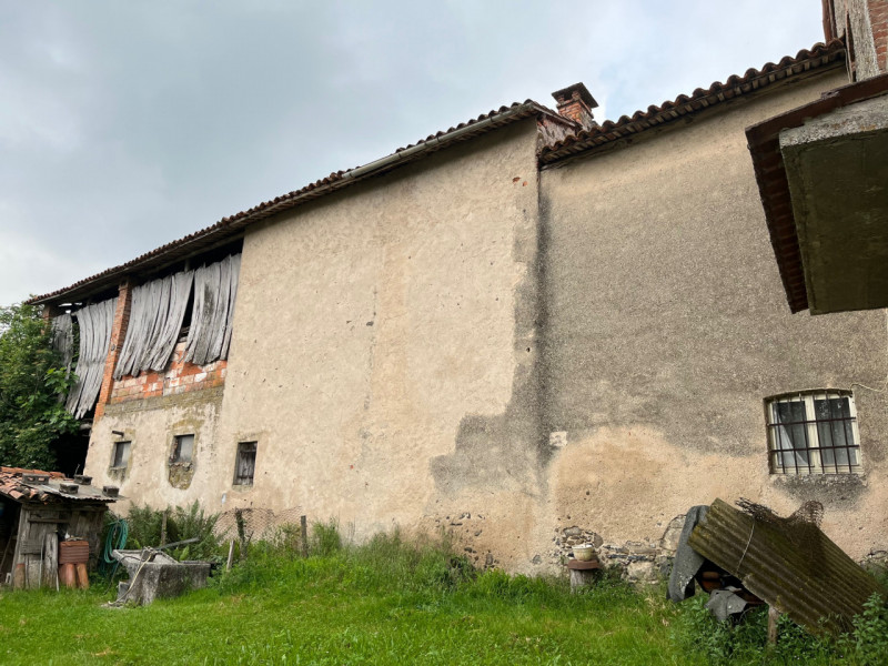 In zona collinare, località Gobbi Alti, in contesto di contrada, proponiamo soluzione di casa aff...