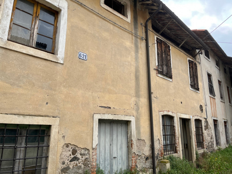 In zona collinare, località Gobbi Alti, in contesto di contrada, proponiamo soluzione di casa aff...