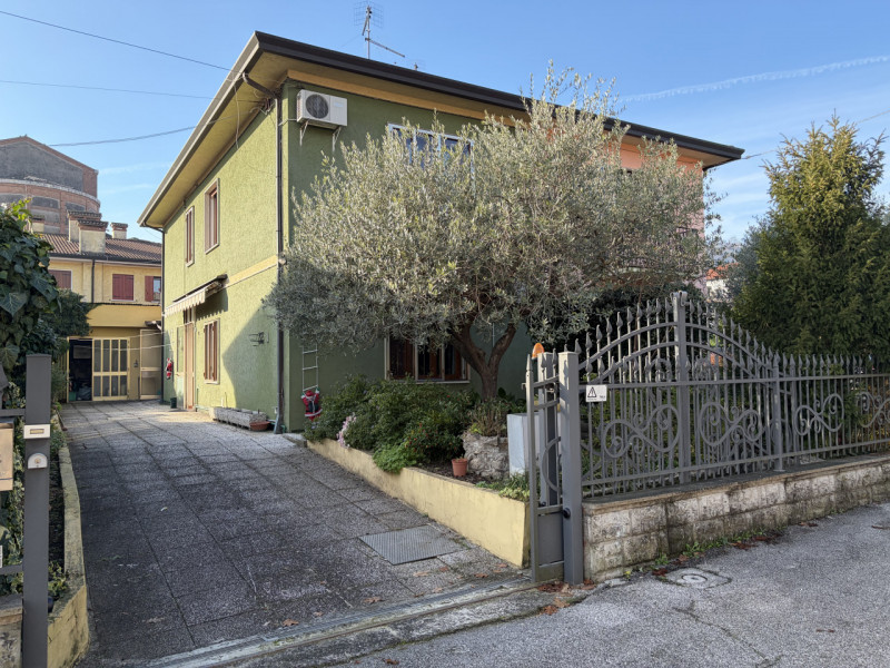 In un tranquillo quartiere residenziale, a pochi passi dal centro di Galzignano Terme, proponiamo...
