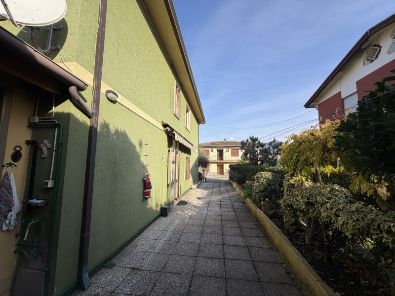In un tranquillo quartiere residenziale, a pochi passi dal centro di Galzignano Terme, proponiamo...