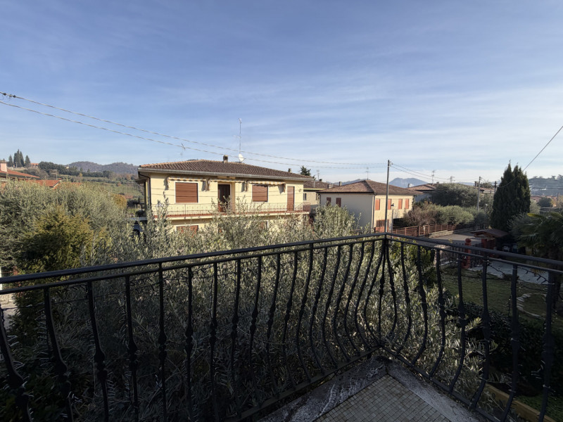 In un tranquillo quartiere residenziale, a pochi passi dal centro di Galzignano Terme, proponiamo...