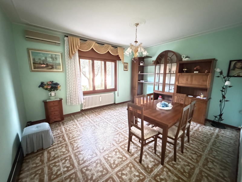 In un tranquillo quartiere residenziale, a pochi passi dal centro di Galzignano Terme, proponiamo...