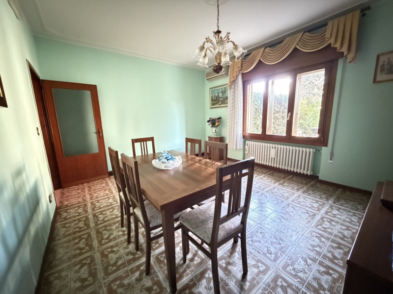 In un tranquillo quartiere residenziale, a pochi passi dal centro di Galzignano Terme, proponiamo...