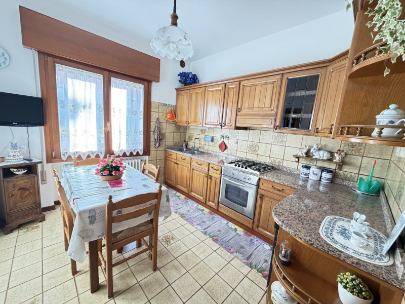 In un tranquillo quartiere residenziale, a pochi passi dal centro di Galzignano Terme, proponiamo...