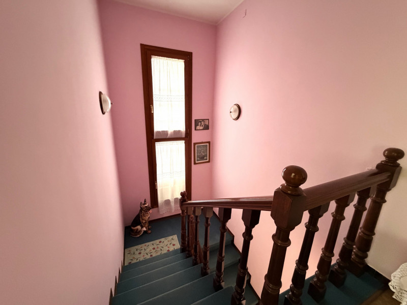 In un tranquillo quartiere residenziale, a pochi passi dal centro di Galzignano Terme, proponiamo...