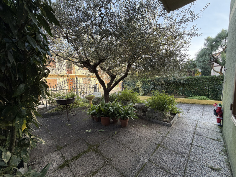 In un tranquillo quartiere residenziale, a pochi passi dal centro di Galzignano Terme, proponiamo...