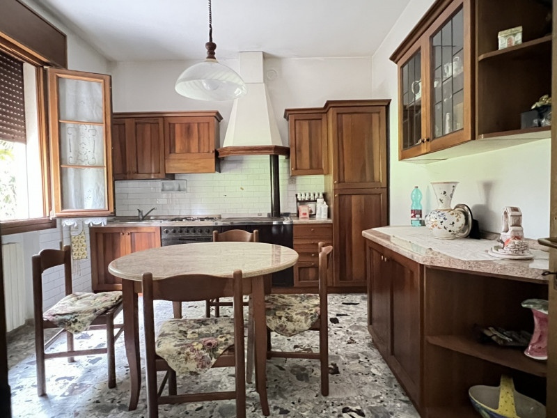 Pernumia (PD):

Nel cuore della campagna veneta, a soli 5 minuti di auto dal vivace centro di Bat...