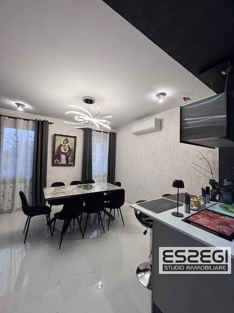 Fossò proponiamo in vendita casa singola terratetto elegante e moderna, situata nel centro del pa...