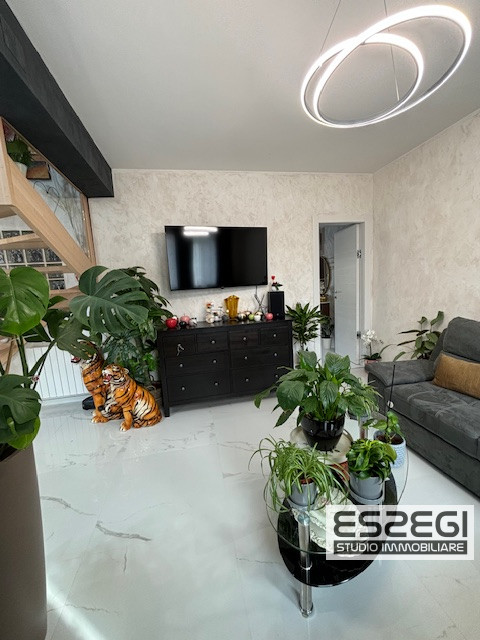 Fossò proponiamo in vendita casa singola terratetto elegante e moderna, situata nel centro del pa...