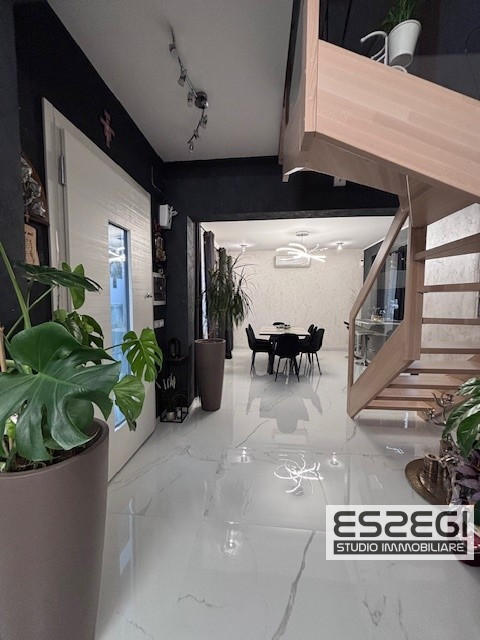 Fossò proponiamo in vendita casa singola terratetto elegante e moderna, situata nel centro del pa...