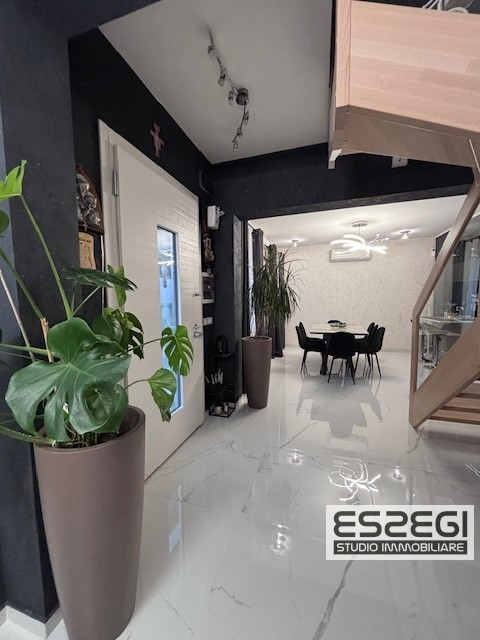 Fossò proponiamo in vendita casa singola terratetto elegante e moderna, situata nel centro del pa...