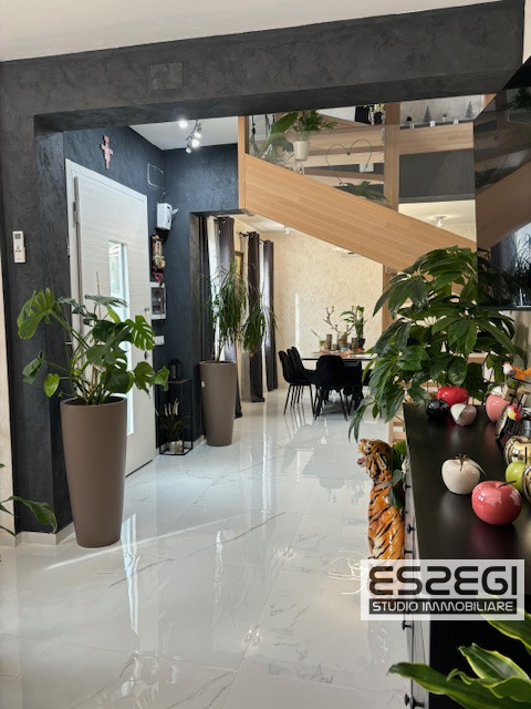 Fossò proponiamo in vendita casa singola terratetto elegante e moderna, situata nel centro del pa...