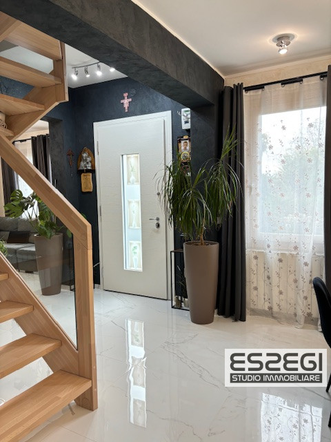 Fossò proponiamo in vendita casa singola terratetto elegante e moderna, situata nel centro del pa...