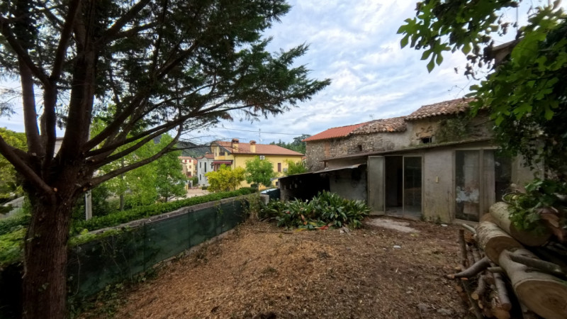 Nel cuore di Galzignano, dove la quiete della collina incontra la comodità del centro, sorge ques...