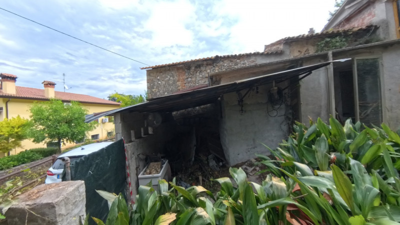 Nel cuore di Galzignano, dove la quiete della collina incontra la comodità del centro, sorge ques...