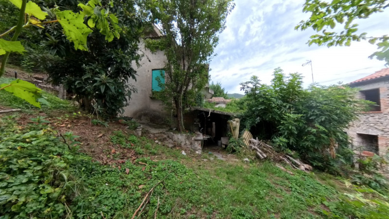 Nel cuore di Galzignano, dove la quiete della collina incontra la comodità del centro, sorge ques...