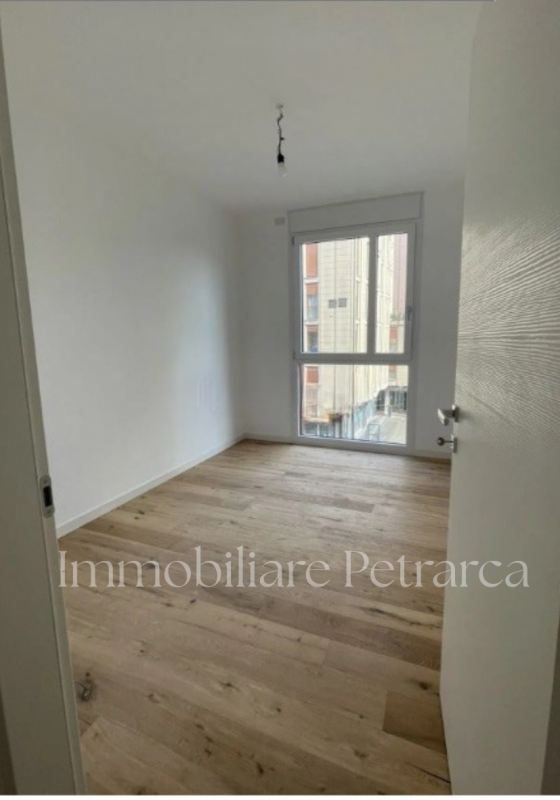 In uno stabile signorile è disponibile un bellissimo appartamento, ristrutturato di recente, con ...