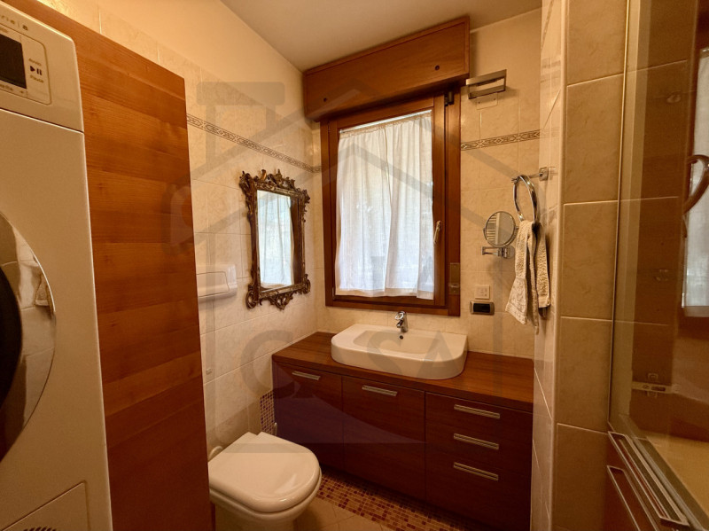 PADOVA - In zona residenziale tranquilla e comoda ai servizi, nel quartiere Guizza, proponiamo in...