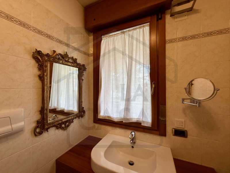 PADOVA - In zona residenziale tranquilla e comoda ai servizi, nel quartiere Guizza, proponiamo in...