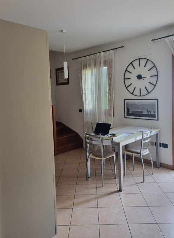 Proponiamo in vendita, esclusivamente presso la nostra Agenzia, un affascinante appartamento dupl...