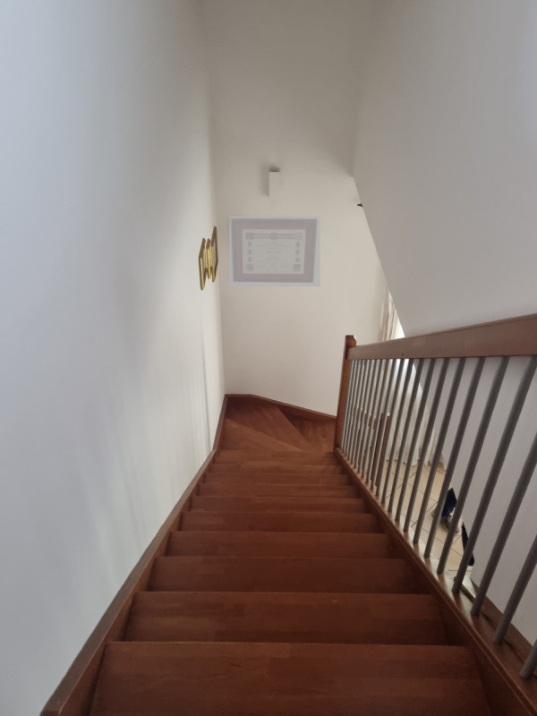 Proponiamo in vendita, esclusivamente presso la nostra Agenzia, un affascinante appartamento dupl...