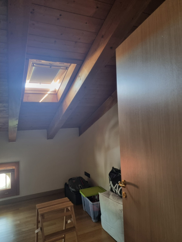 Proponiamo in vendita, esclusivamente presso la nostra Agenzia, un affascinante appartamento dupl...