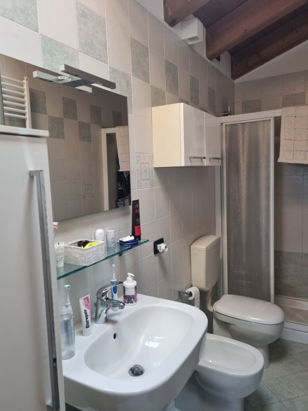 Proponiamo in vendita, esclusivamente presso la nostra Agenzia, un affascinante appartamento dupl...