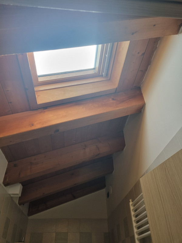 Proponiamo in vendita, esclusivamente presso la nostra Agenzia, un affascinante appartamento dupl...