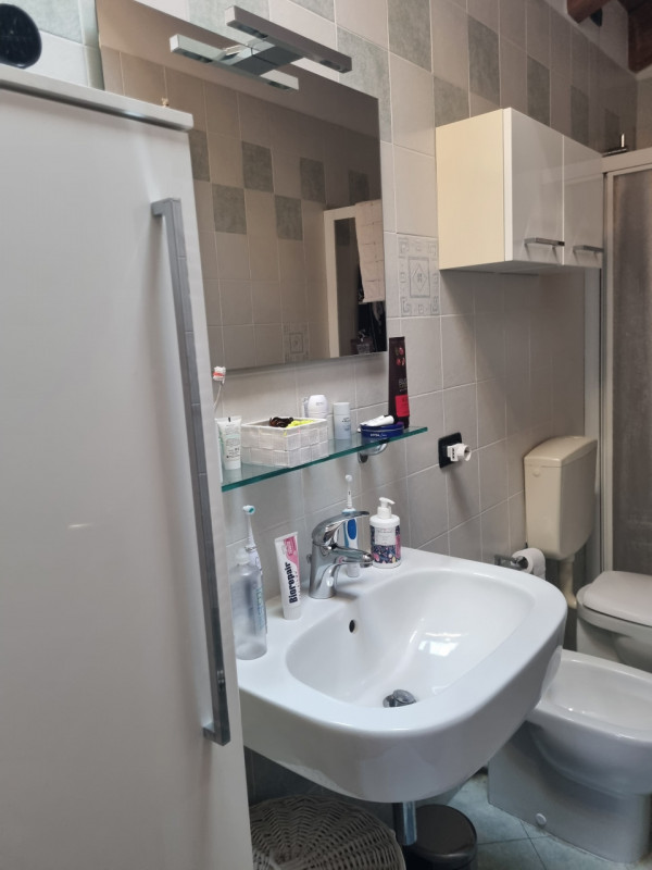 Proponiamo in vendita, esclusivamente presso la nostra Agenzia, un affascinante appartamento dupl...