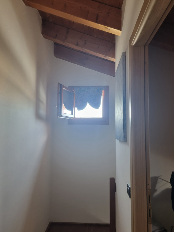 Proponiamo in vendita, esclusivamente presso la nostra Agenzia, un affascinante appartamento dupl...