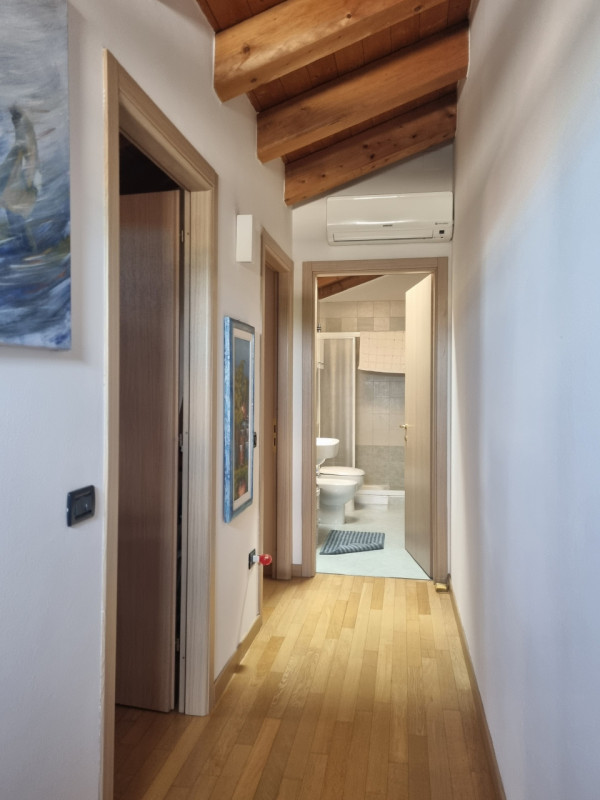 Proponiamo in vendita, esclusivamente presso la nostra Agenzia, un affascinante appartamento dupl...