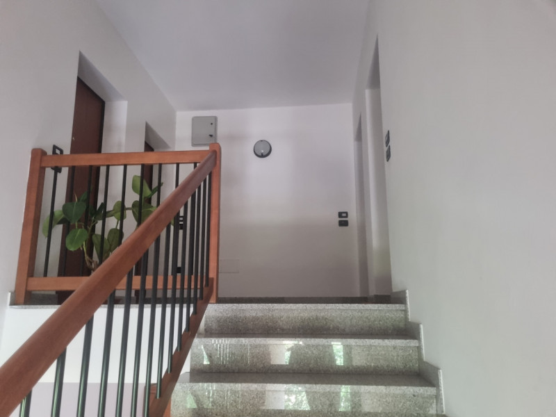 Proponiamo in vendita, esclusivamente presso la nostra Agenzia, un affascinante appartamento dupl...