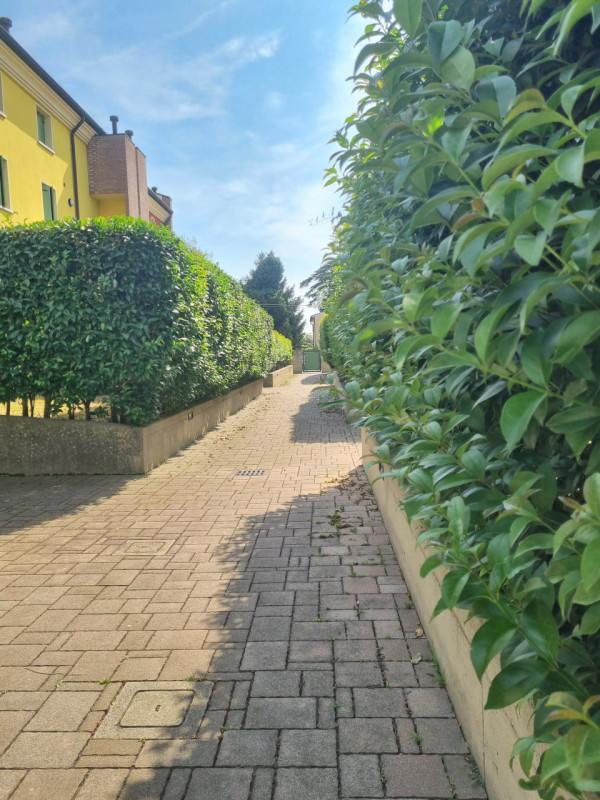 Proponiamo in vendita, esclusivamente presso la nostra Agenzia, un affascinante appartamento dupl...